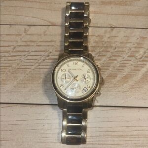 Michael Kors Elegant Gold and Black Timepiece